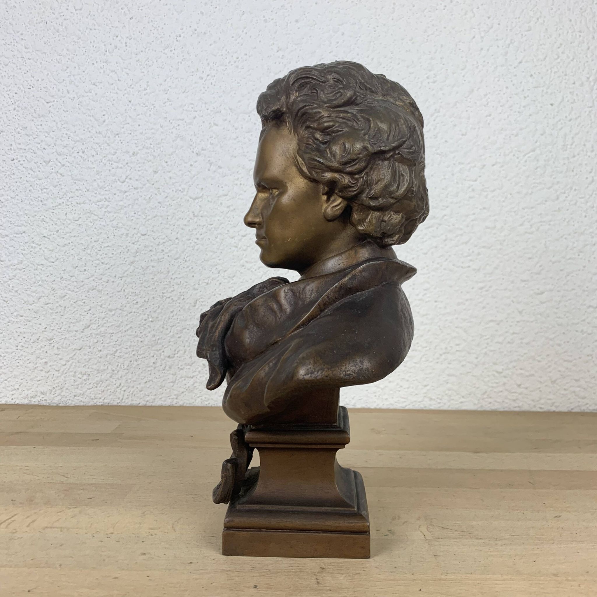 Bust Beethoven regulates after Gaston Leroux