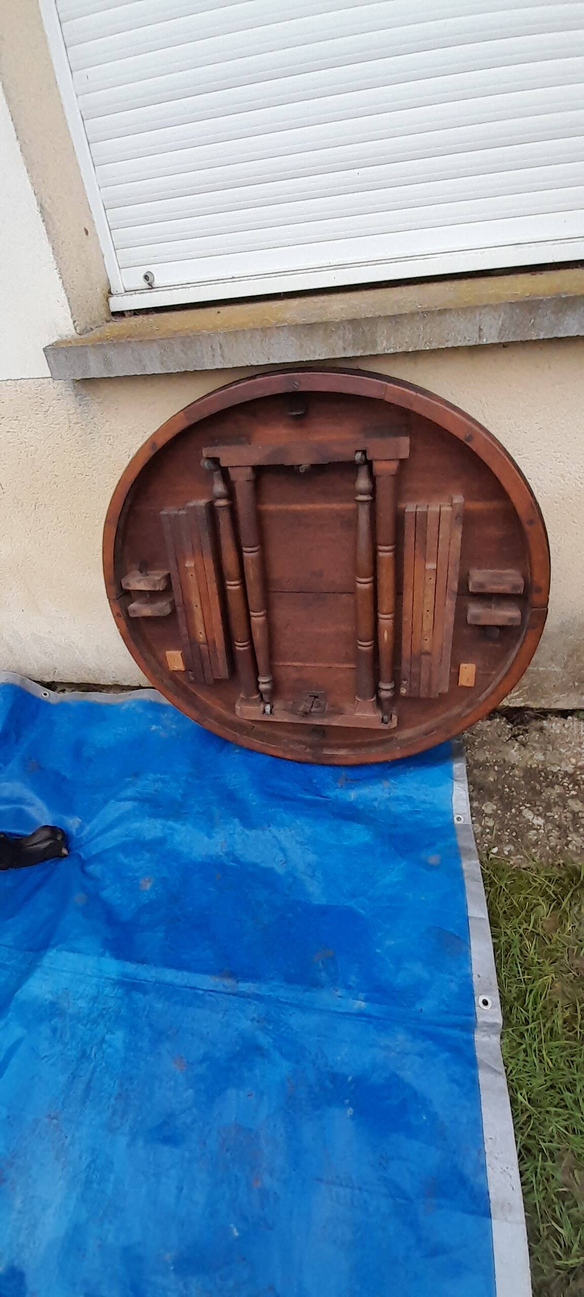 Round table in molded and carved oak with quill decoration, central shaft with 4 runners