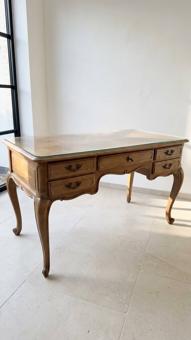 Bureau Louis XV vintage en bois et verre - 5 tiroirs