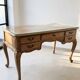 Bureau Louis XV vintage en bois et verre - 5 tiroirs