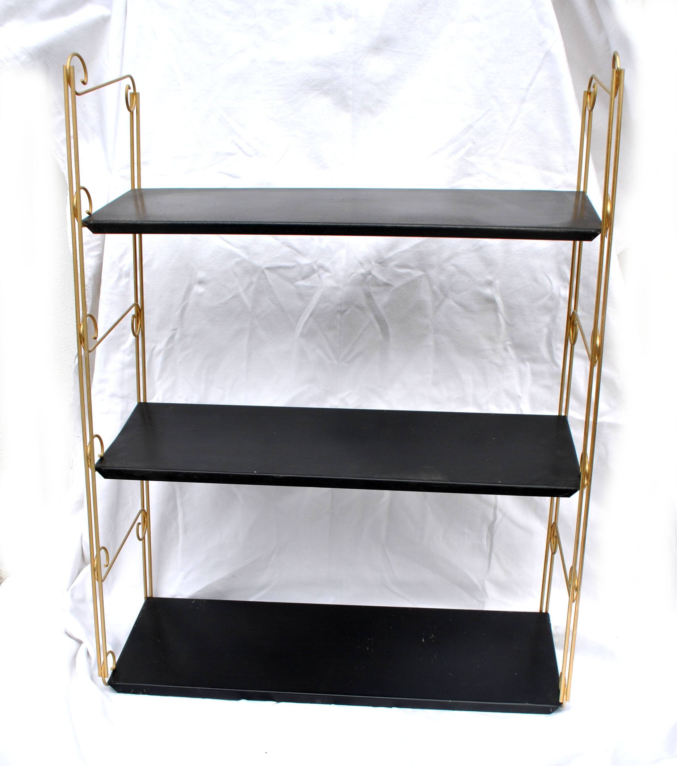String modular shelf in gilded brass and black lacquered sheet metal Modernist DESIGN 1950-1960