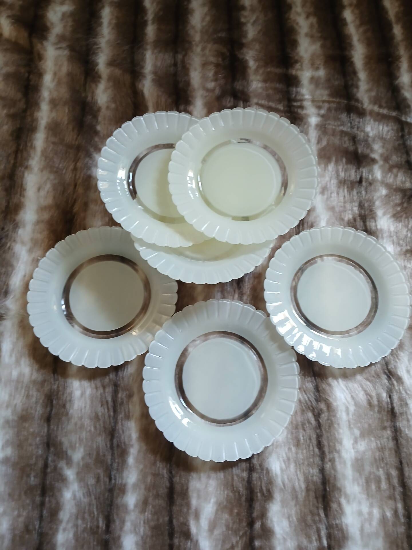 12 vintage Duralex dessert plates