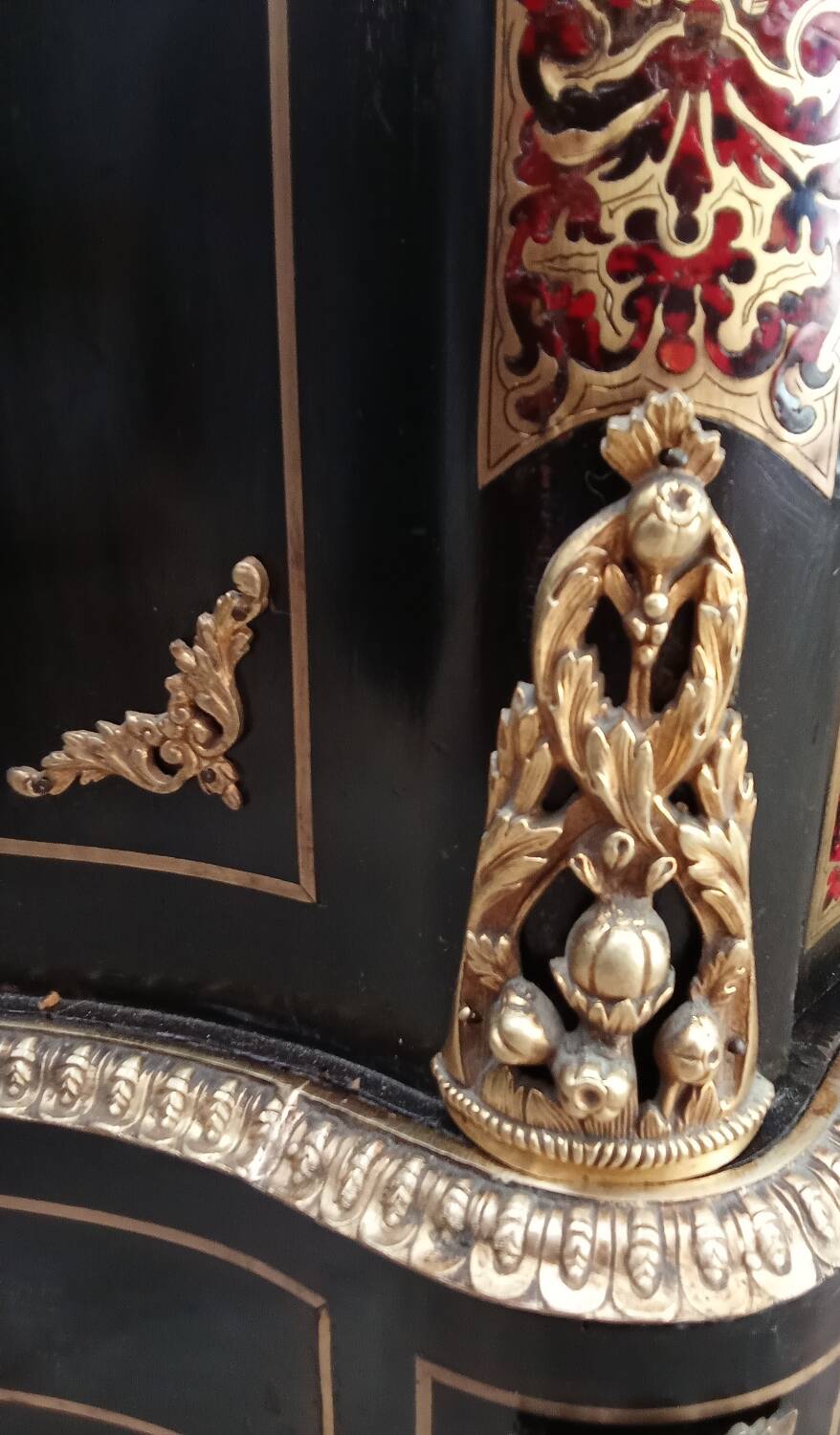 Violin-shaped support cabinet with Boulle marquetry