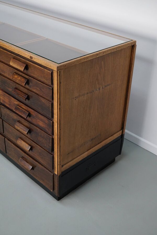 Vitrine de comptoir de magasin vintage en chêne et verre allemand, vers 1950