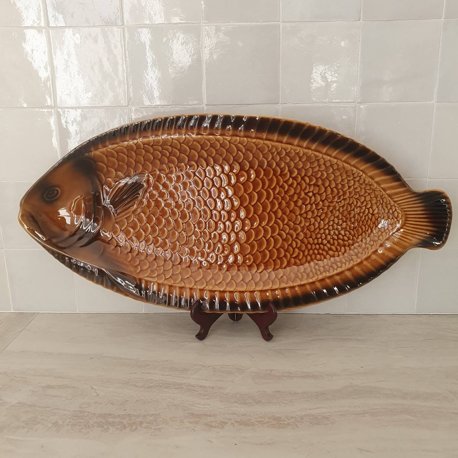 Sarreguemines / Large serving platter and matching fish-shaped sauce boat
