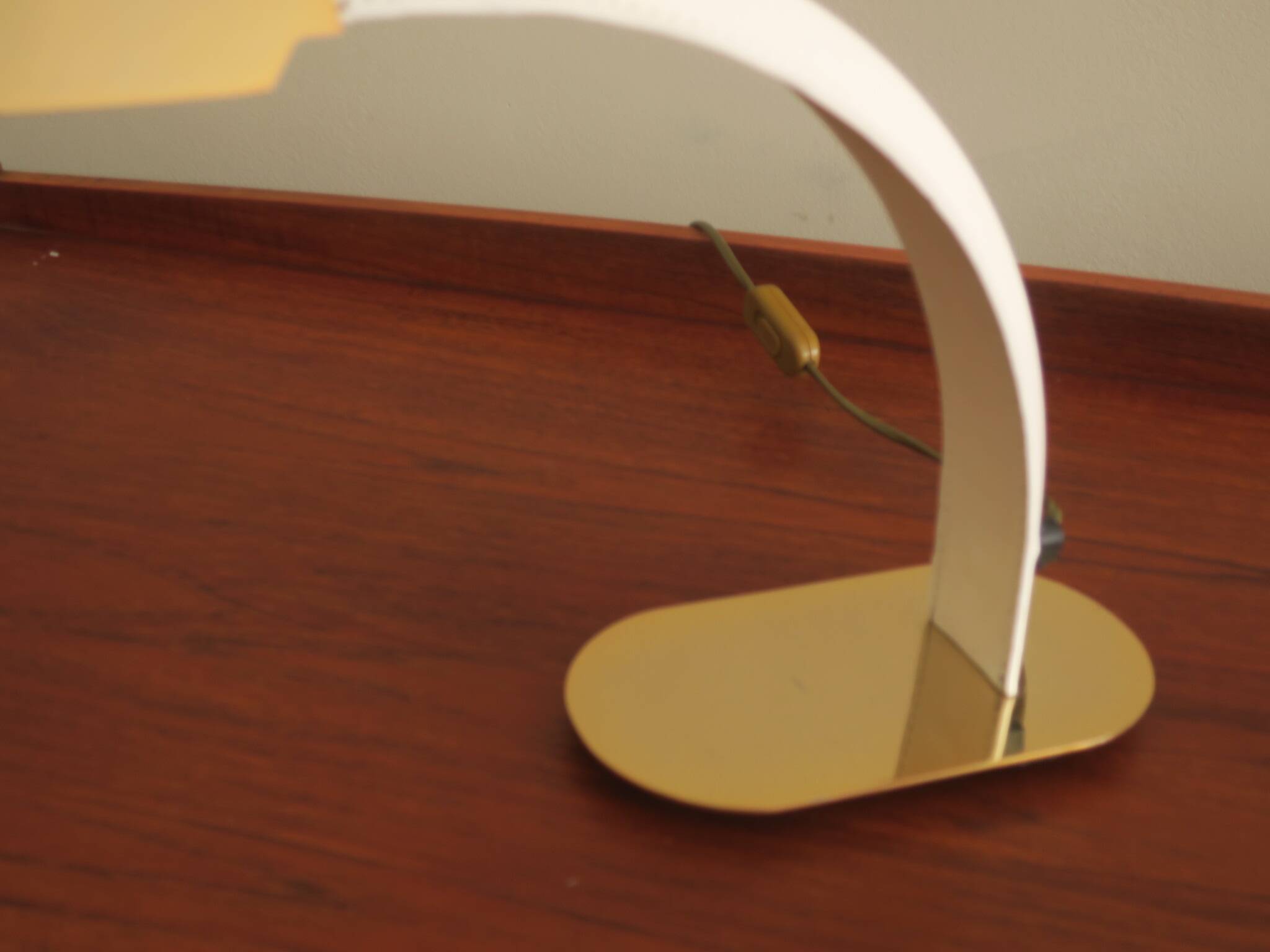 Lampe de bureau vintage en cuir gravé et en laiton plaqué or, Italie années 1970