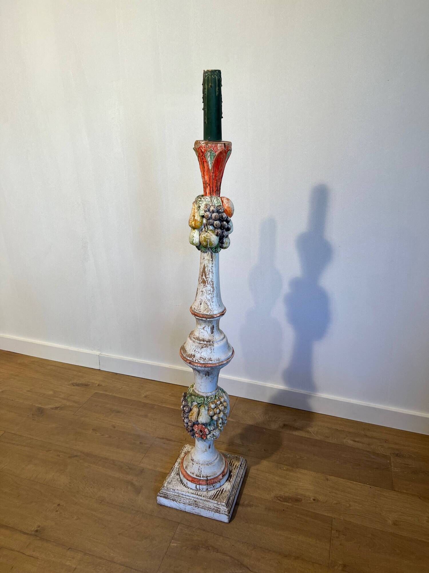 Lampadaire Balustre en Bois Sculpté Polychrome à Grappes de Fruits. Travail