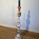 Lampadaire Balustre en Bois Sculpté Polychrome à Grappes de Fruits. Travail