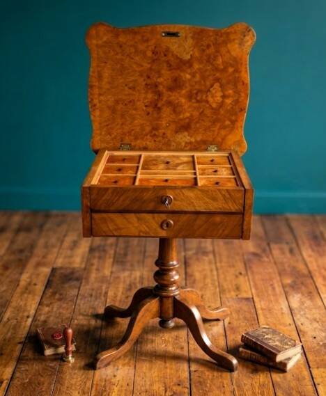 Work table / Chest of drawers with a system in thuya burl and veneer