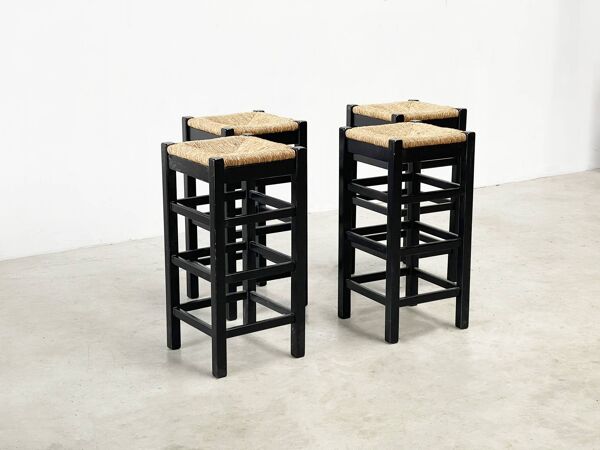 ensemble de quatre tabourets de bar en rotin et bois