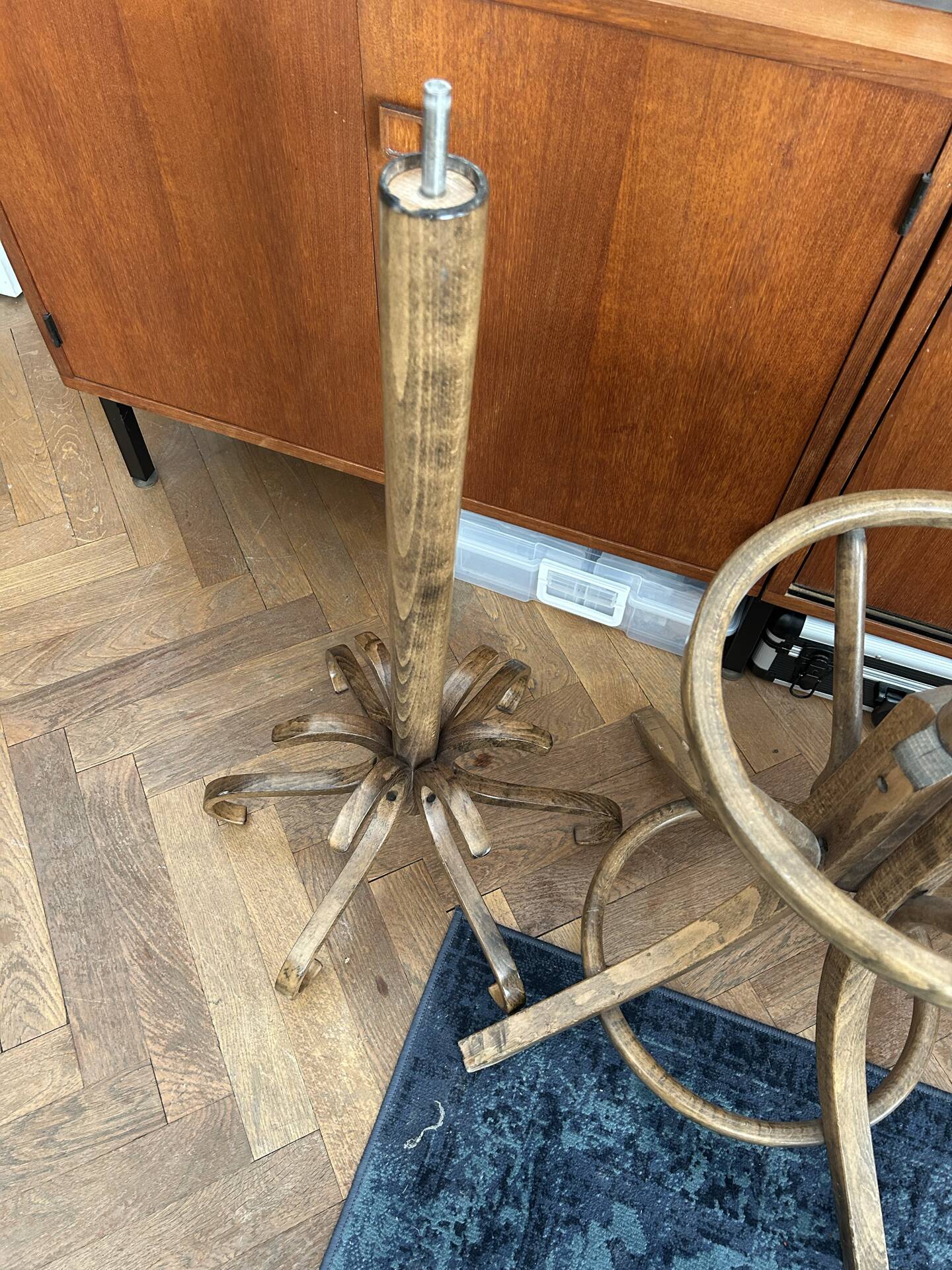 Baumann coat rack, swivelling parrot design from the 60s/70s in wood.