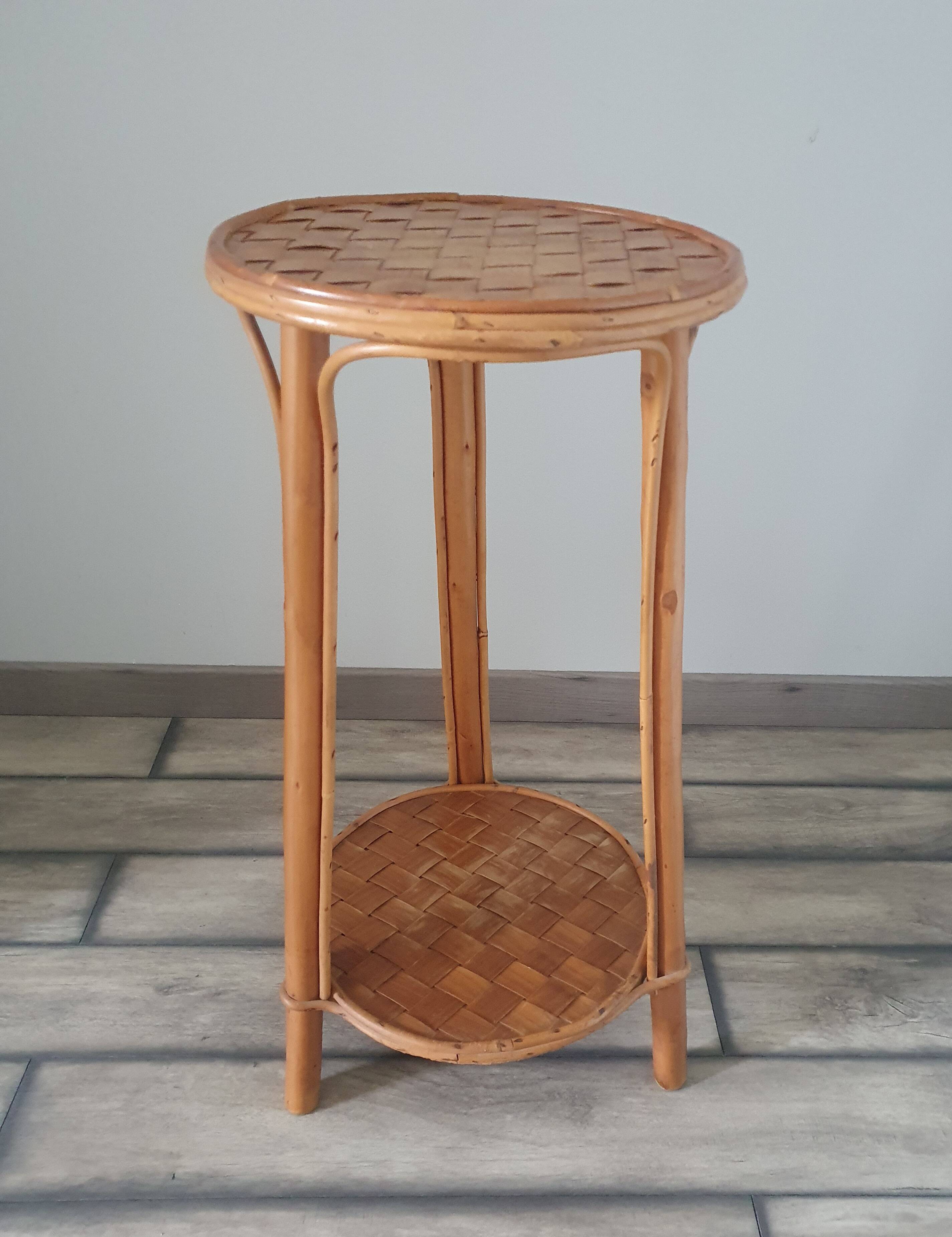 Pedestal table