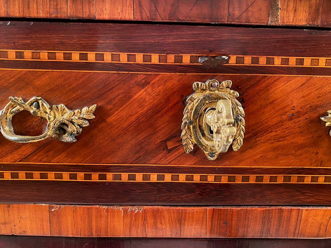 Elégant chiffonnier de style Louis XVI fin XIXe