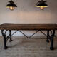 Table industrielle avec plateau d’établi