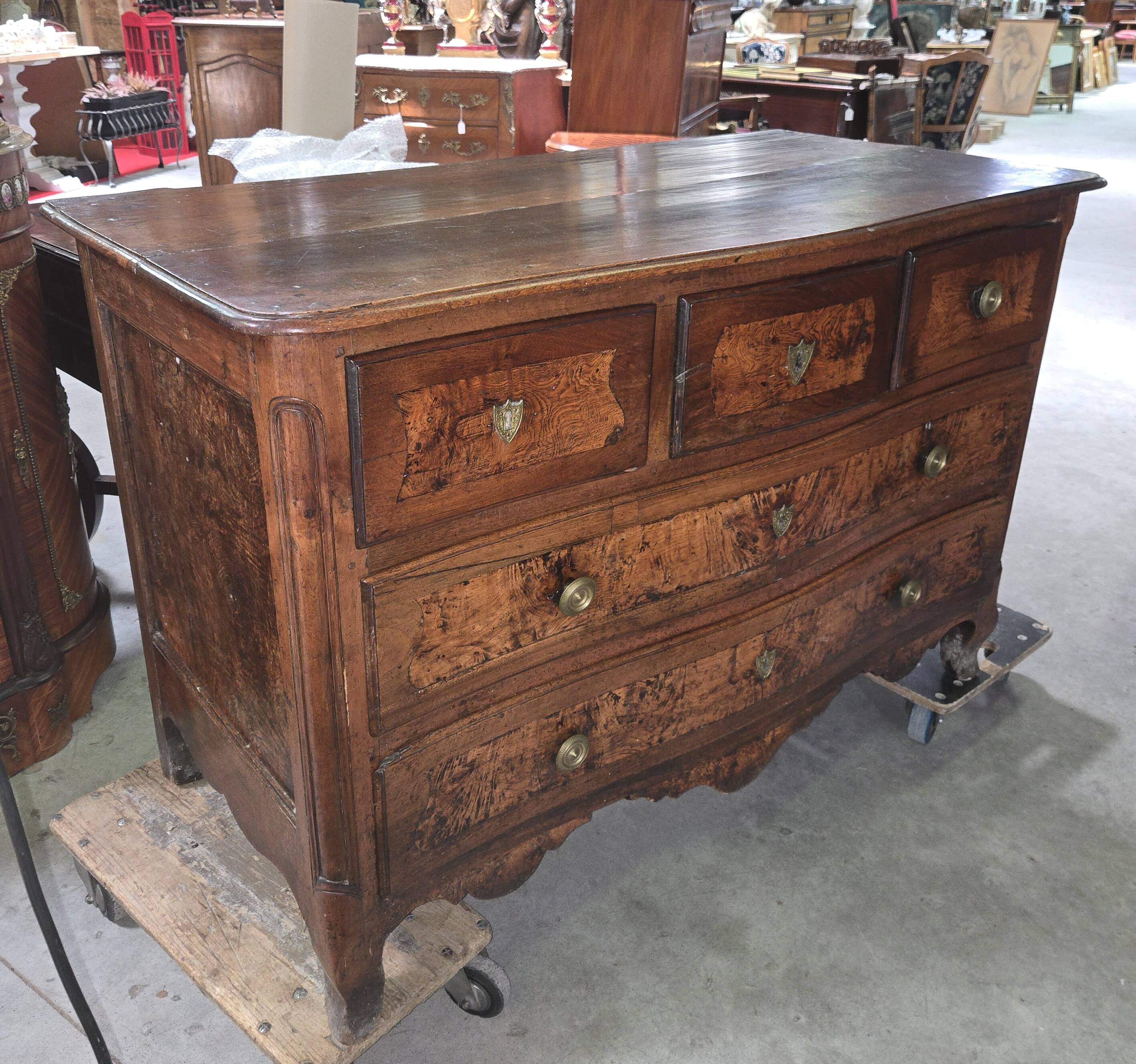 Curved commode from the Louis XV period in walnut and elm burl.