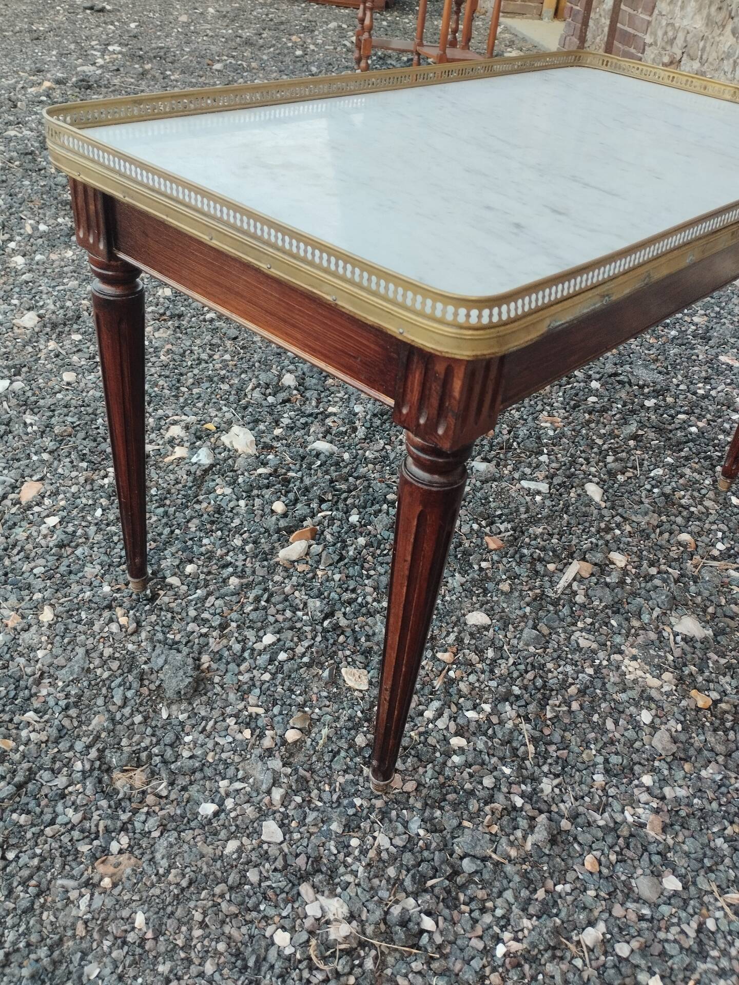 Table basse ancienne style louis xvi avec plateau marbre