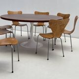 Round one and a half meter table with tulip base