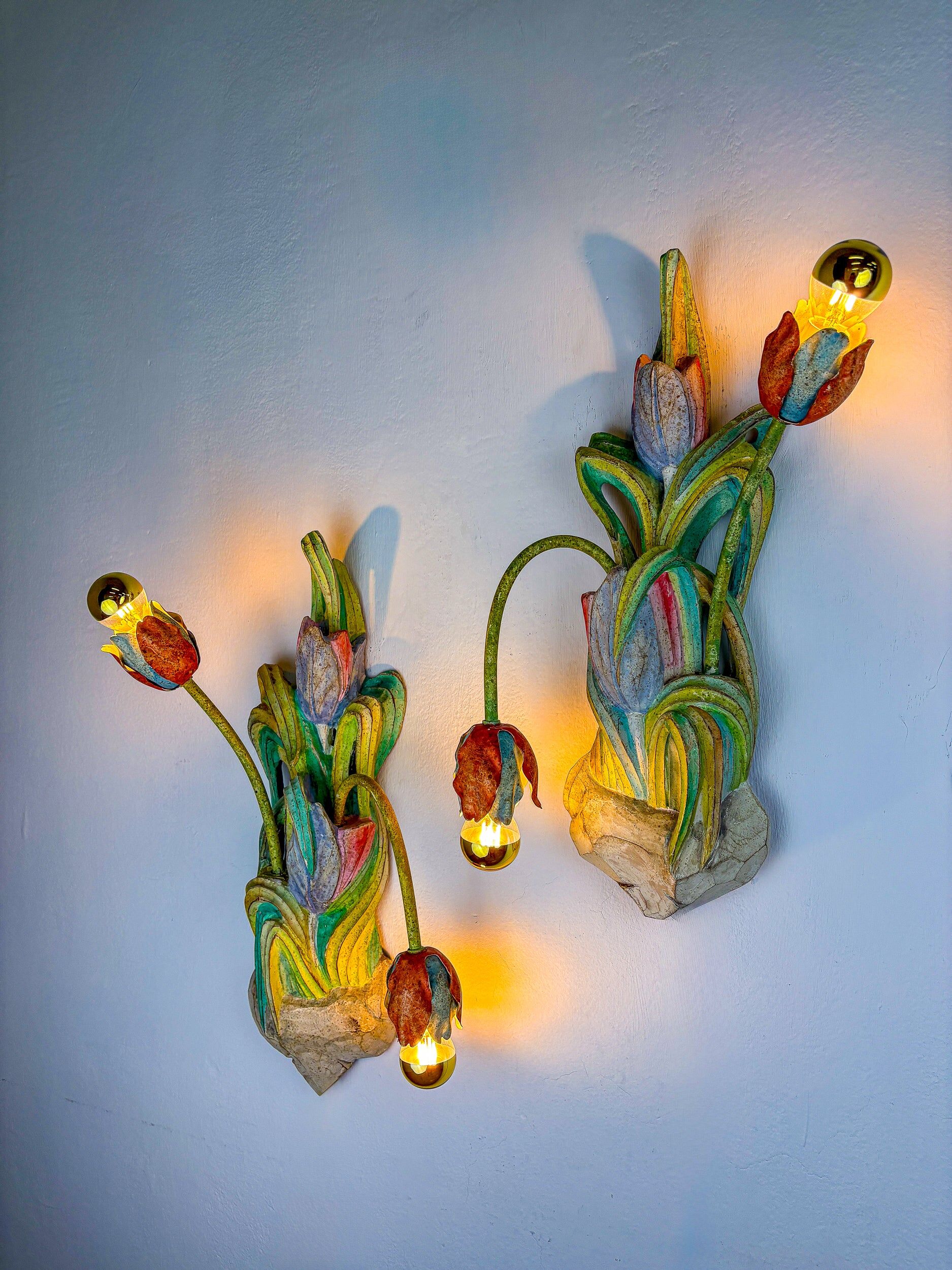 Paire de appliques italiennes en forme de tulipe et de feuille, bras en bois polychrome et métal, années 1960.