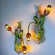 Paire de appliques italiennes en forme de tulipe et de feuille, bras en bois polychrome et métal, années 1960.