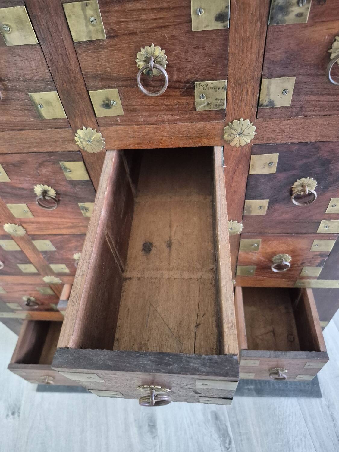 Trade furniture, Indian apothecary