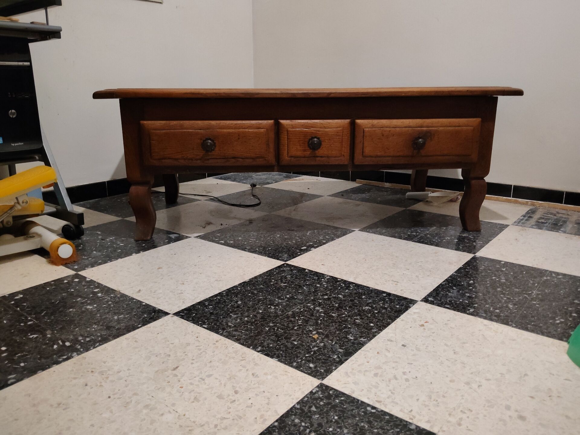 Rustic oak coffee table – Apothecary spirit – 19th century