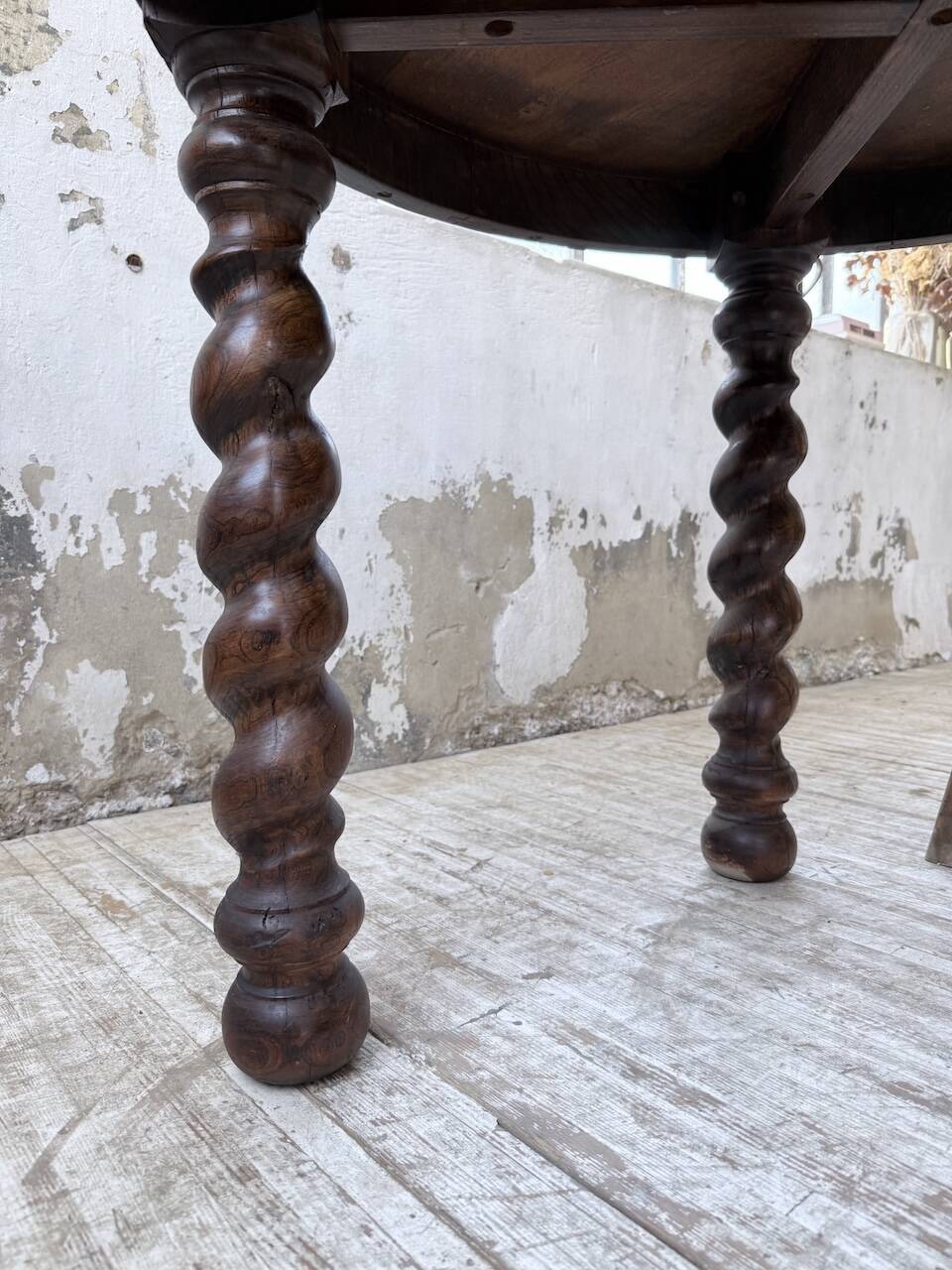 Table 1900 walnut round turned legs