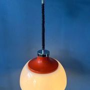 Suspension Space Age massive en plexiglas blanc Mid-Century avec capuchon supérieur rouge