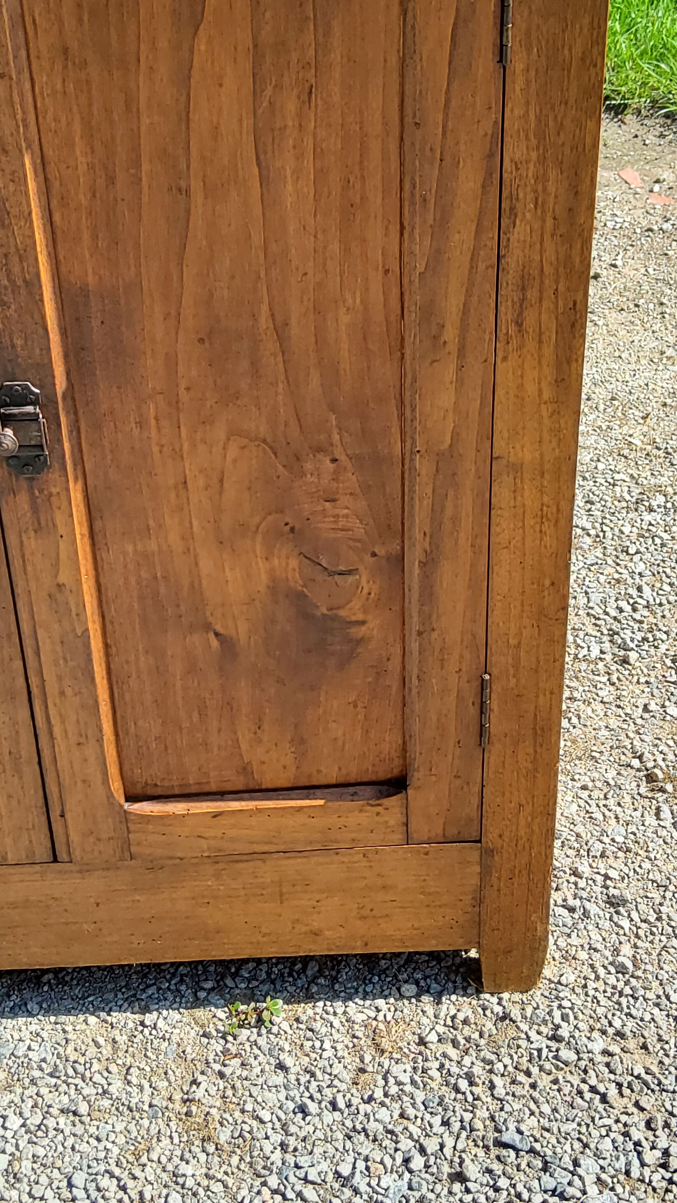 Buffet parisien à hauteur d’appui en peuplier 2 portes 2 tiroirs des années 20
