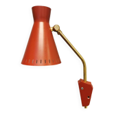 Belle applique suédoise laquée rouge avec détails en laiton.