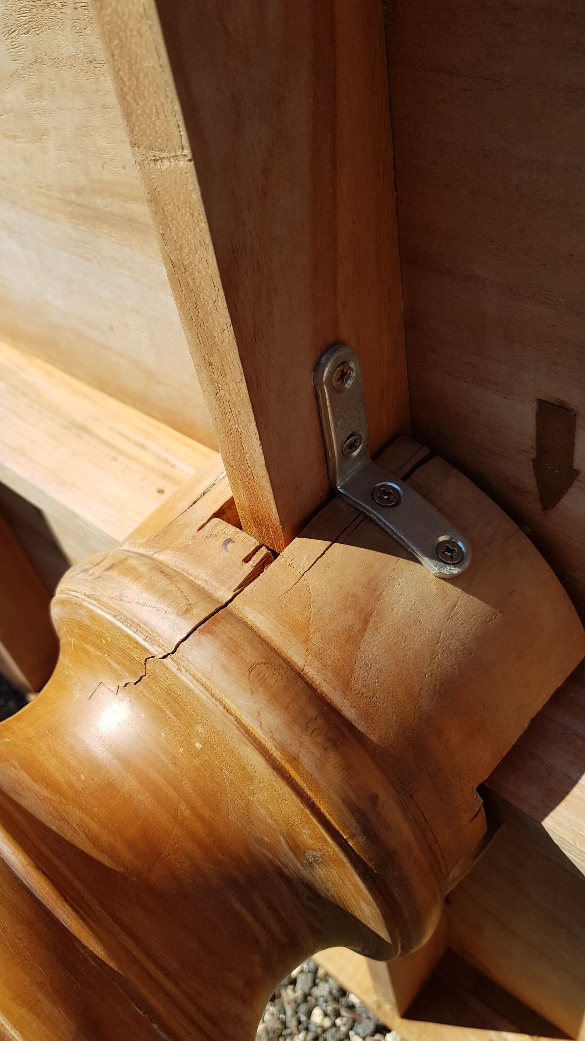 Oval dining table in solid teak