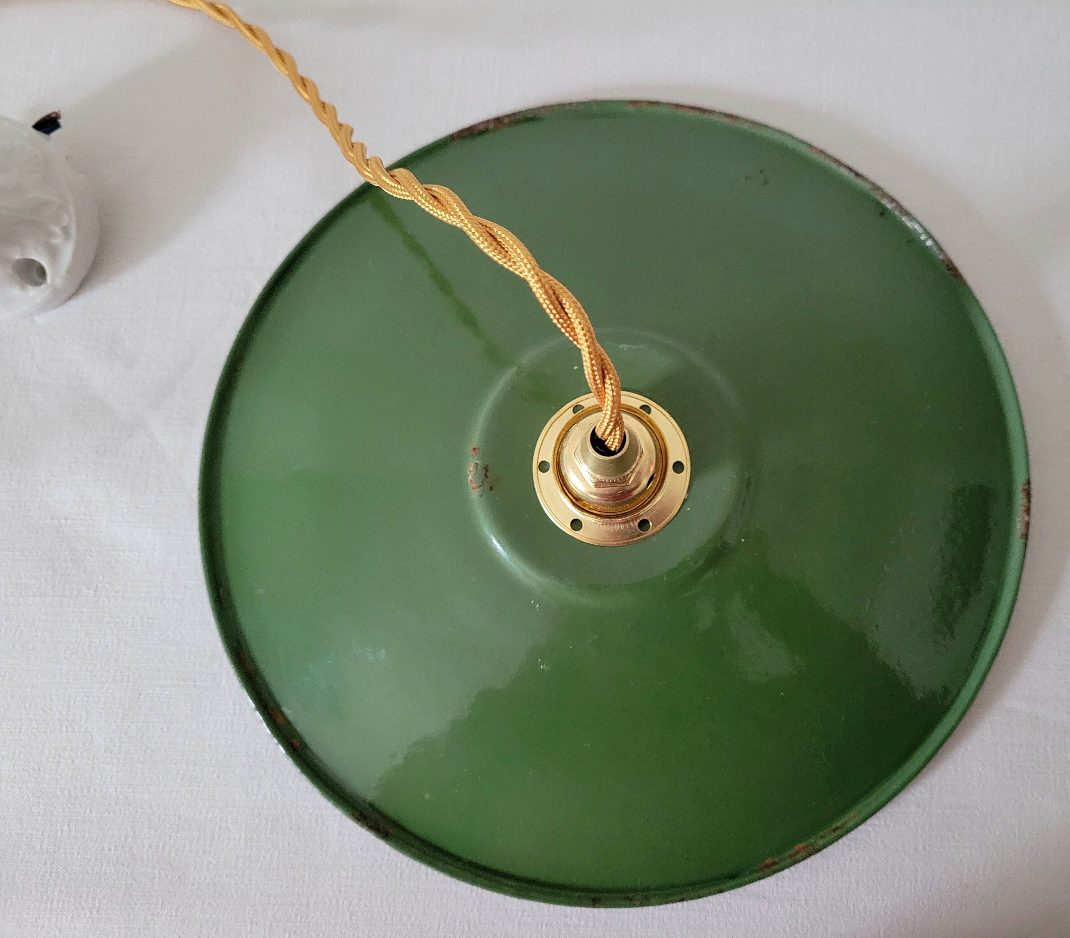 Enamelled sheet metal suspension