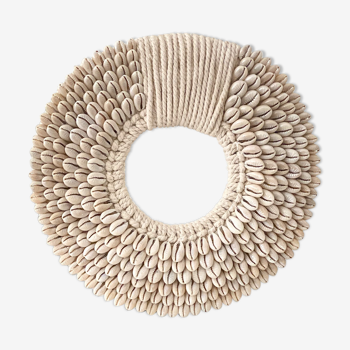 Collier papou décoratif disque de coquillages cauri et corde