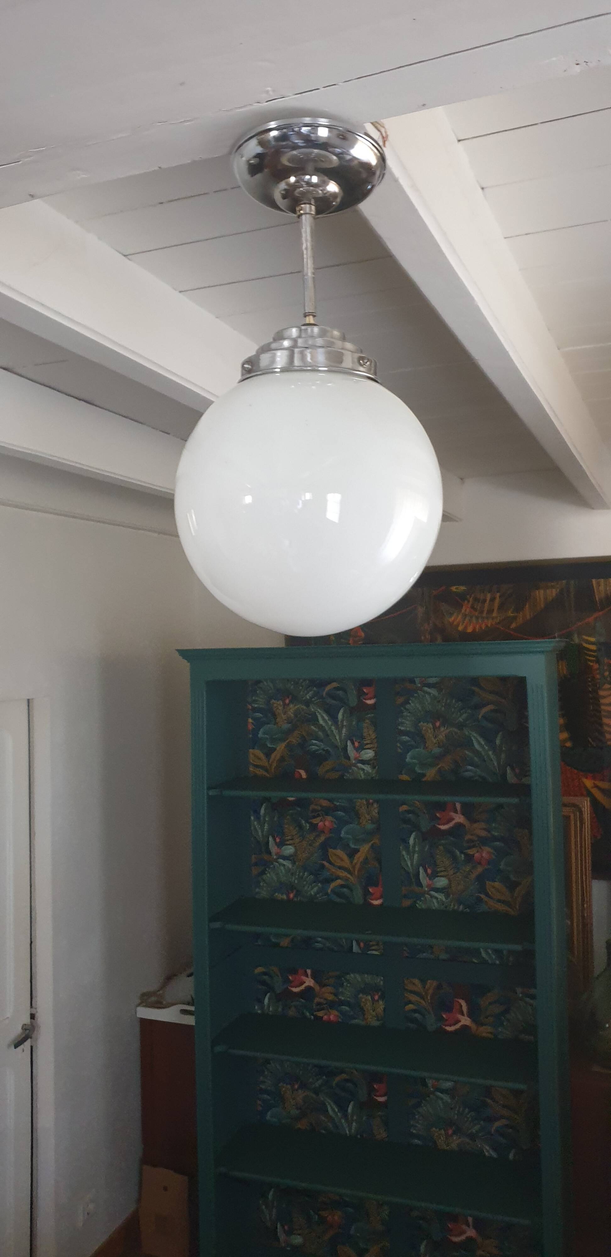 Opaline globe suspension