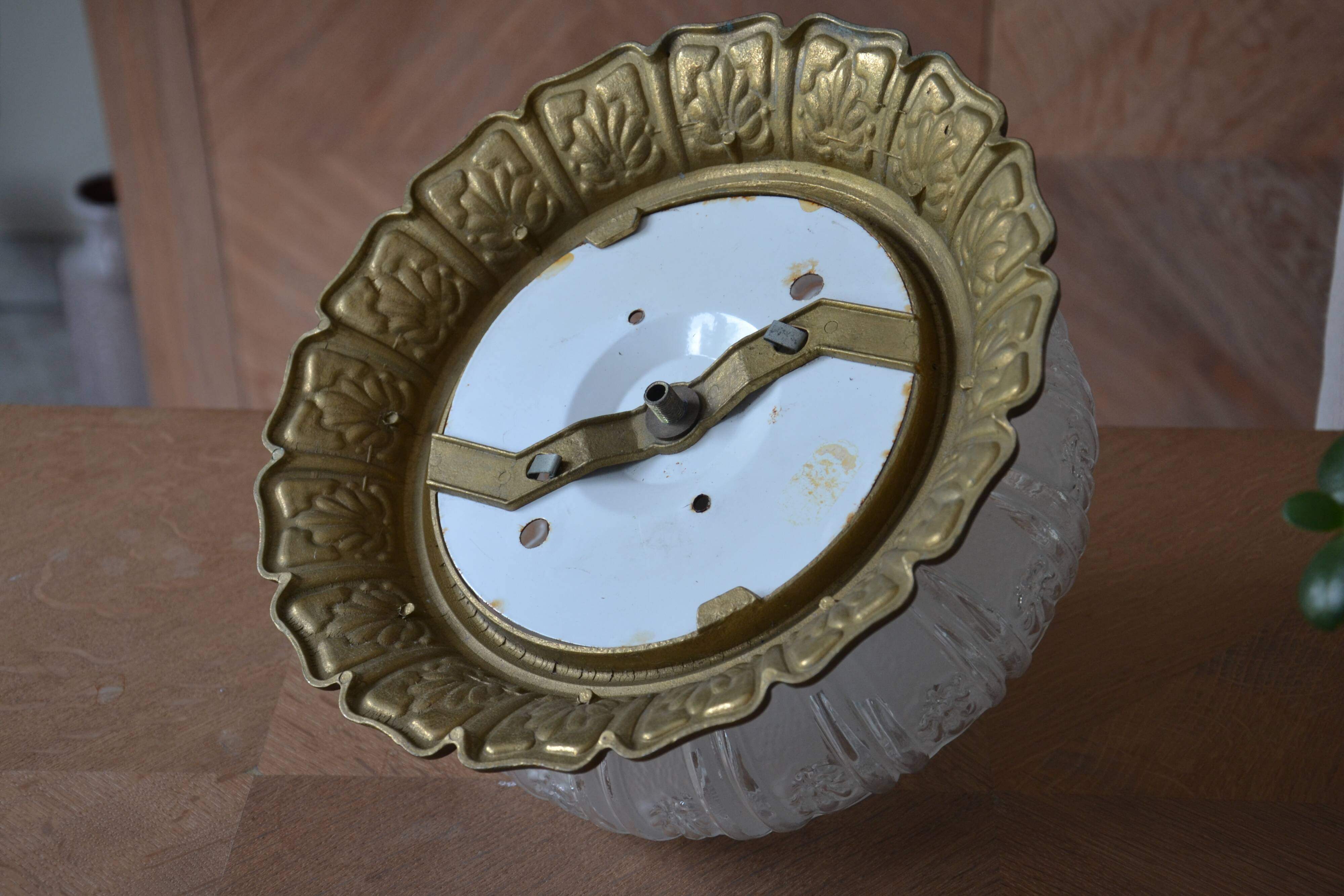 Ceiling light in brass and chiseled glass