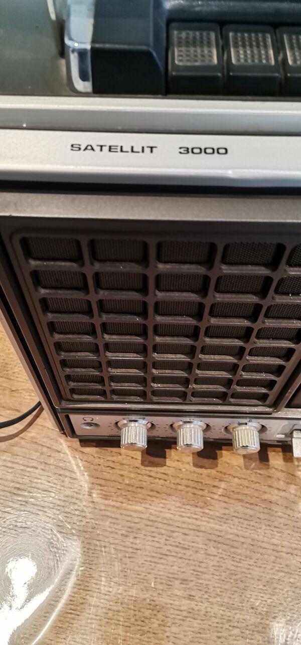 Ancien poste radio grundig