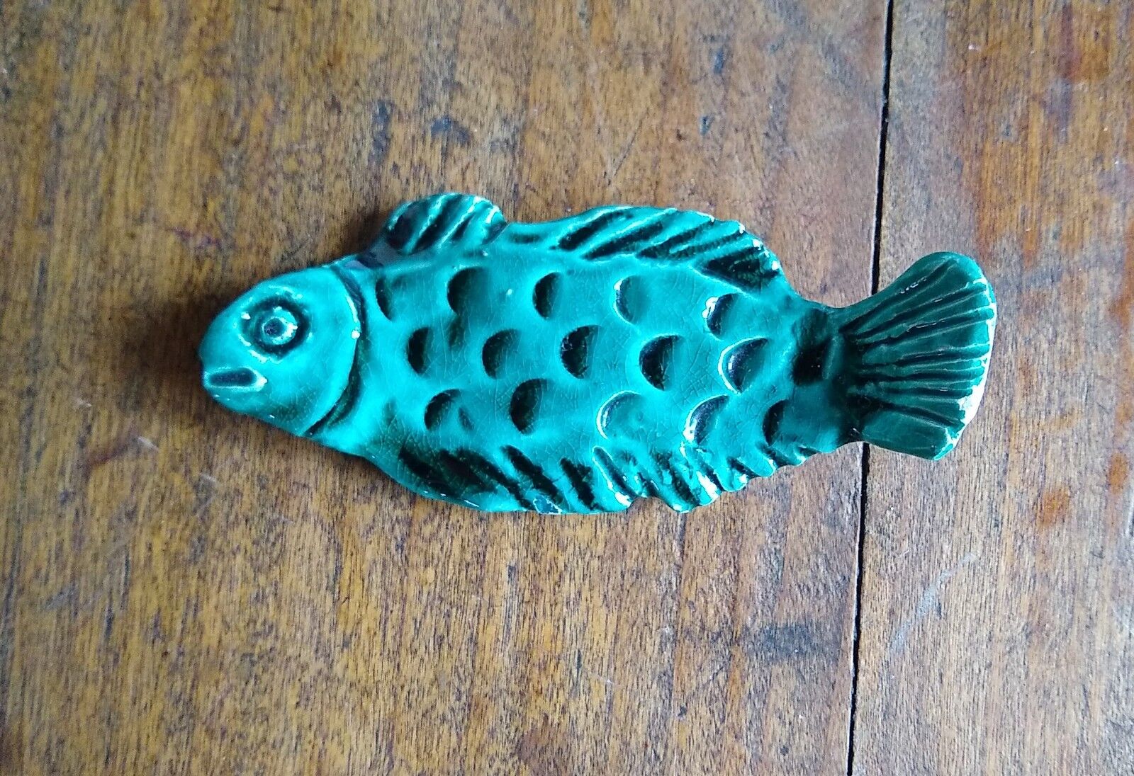 9 knife holders in green earthenware in the shape of a fish