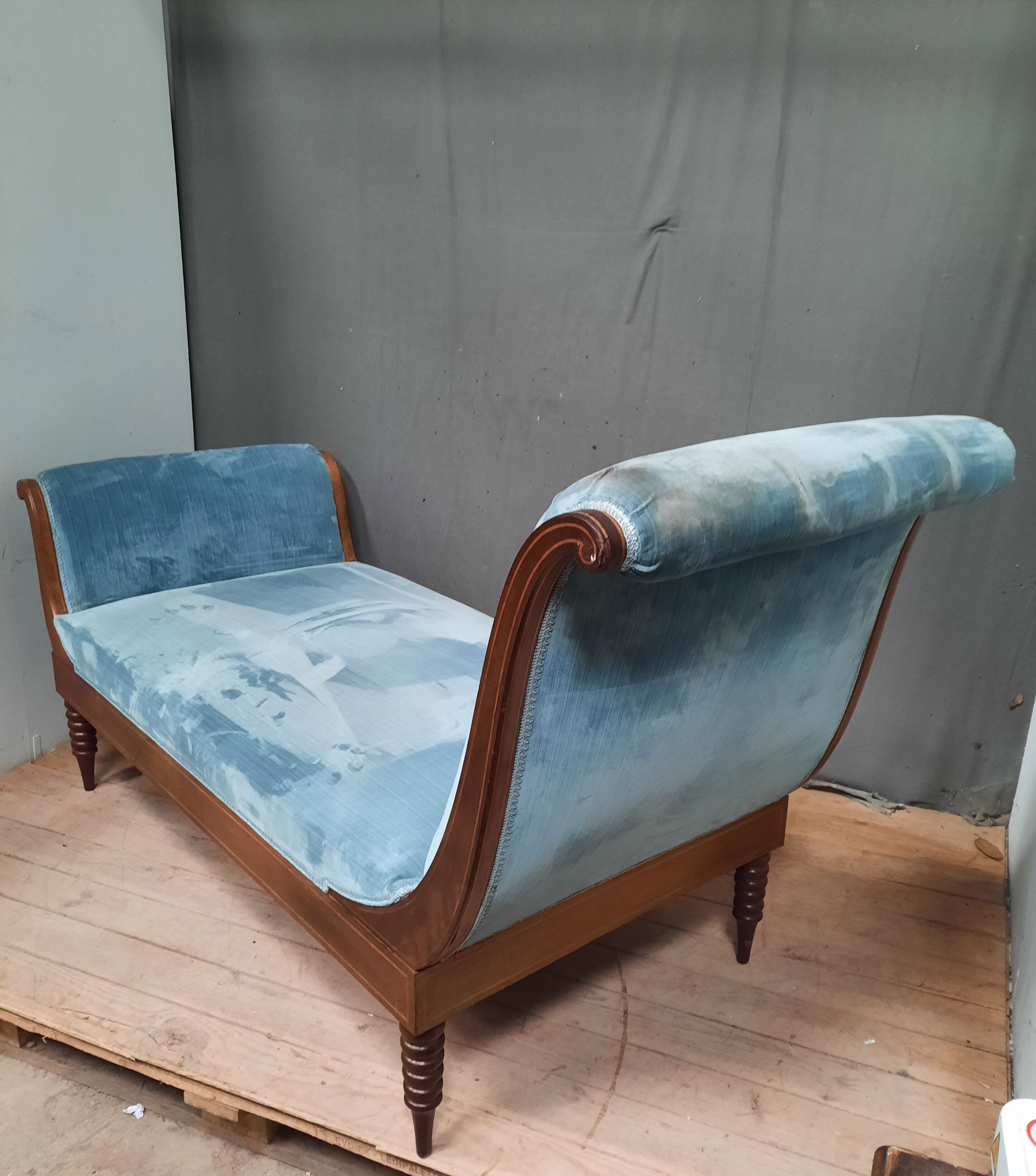 Meridienne in mahogany and blue velvet