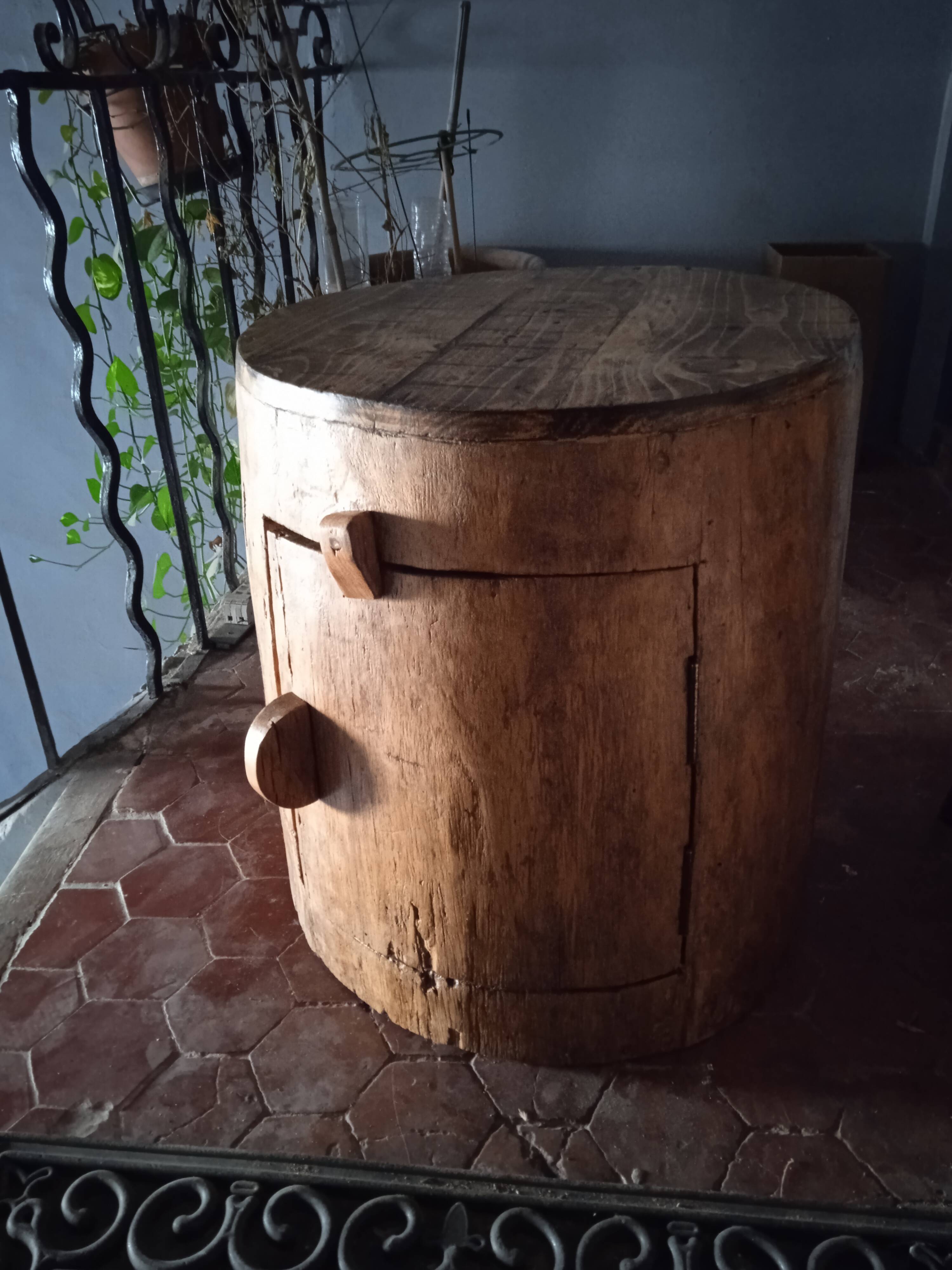 Hollow palm tree trunk; Mini bar; bedside table; occasional furniture; corner furniture;