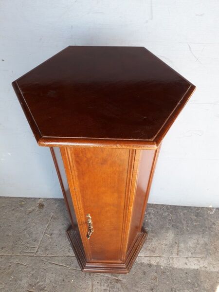 Wooden harness column - interior storage