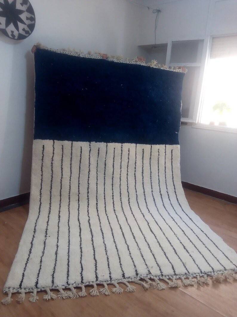 Tapis marocain en laine bleue tissée à la main