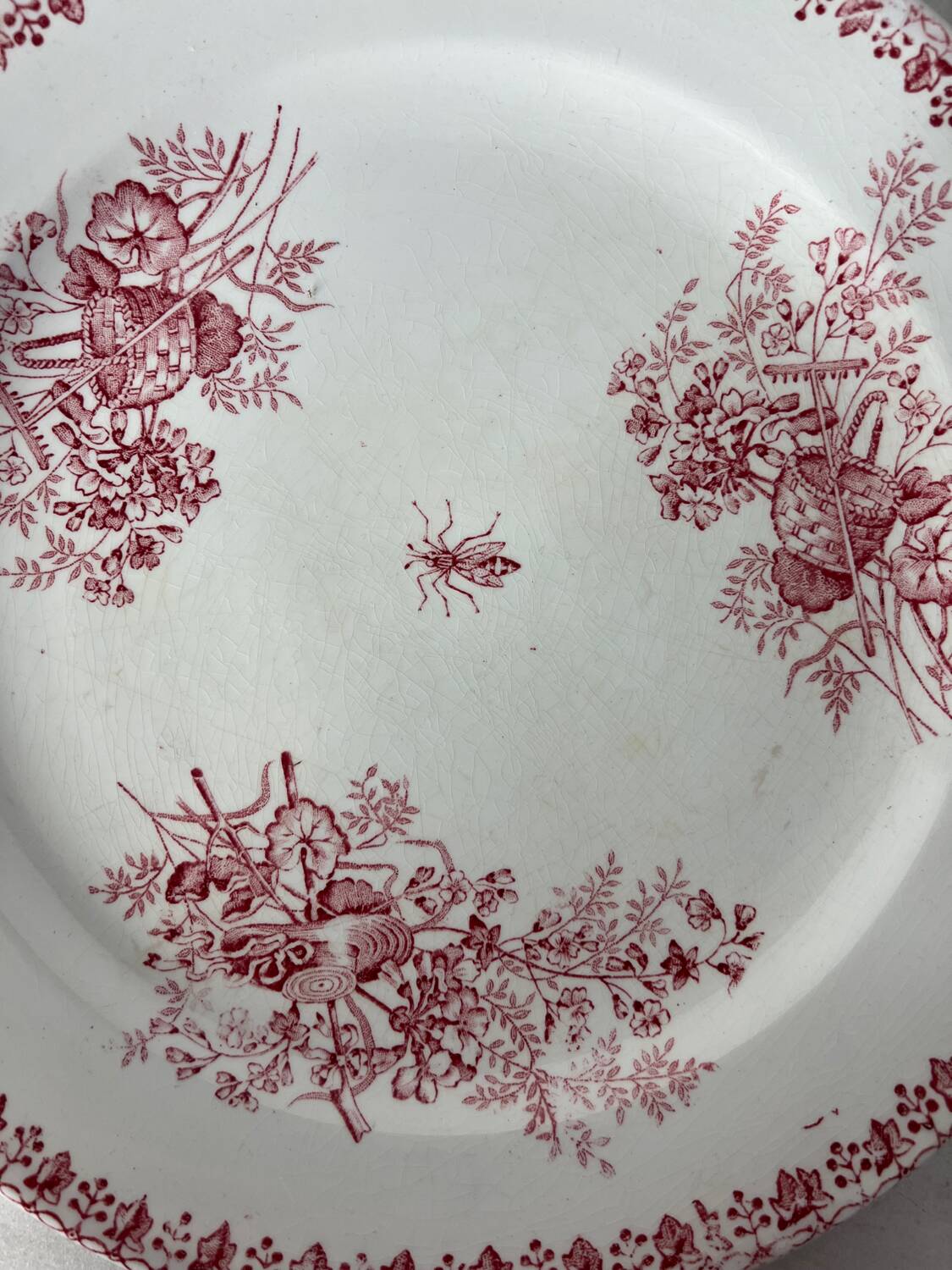 Round presentation dish, iron earth, Onnaing Moisson