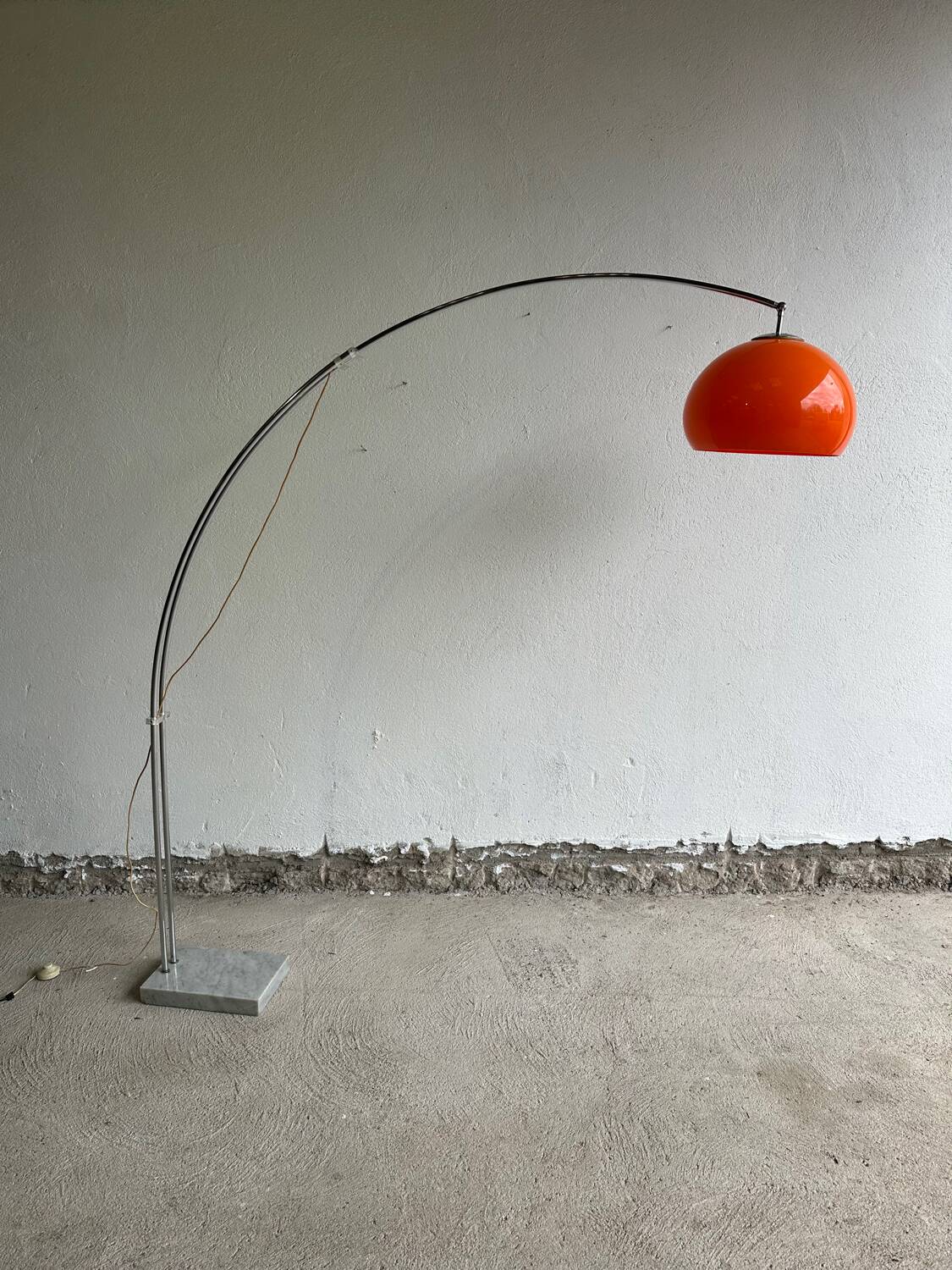 Lampadaire arc orange, design Italien 1970