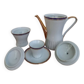 Coffee pot, sugar pot, 1 cup and saucer.