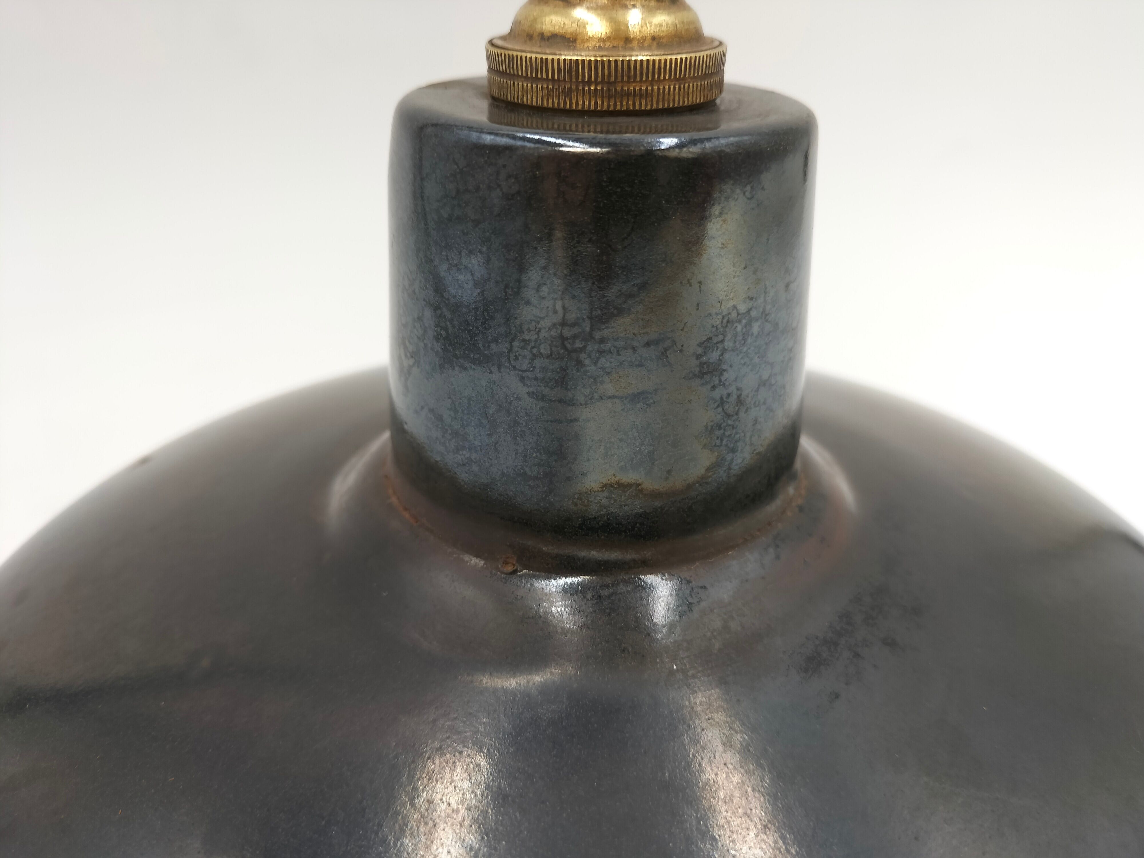 Industrial lamp in enamelled sheet metal