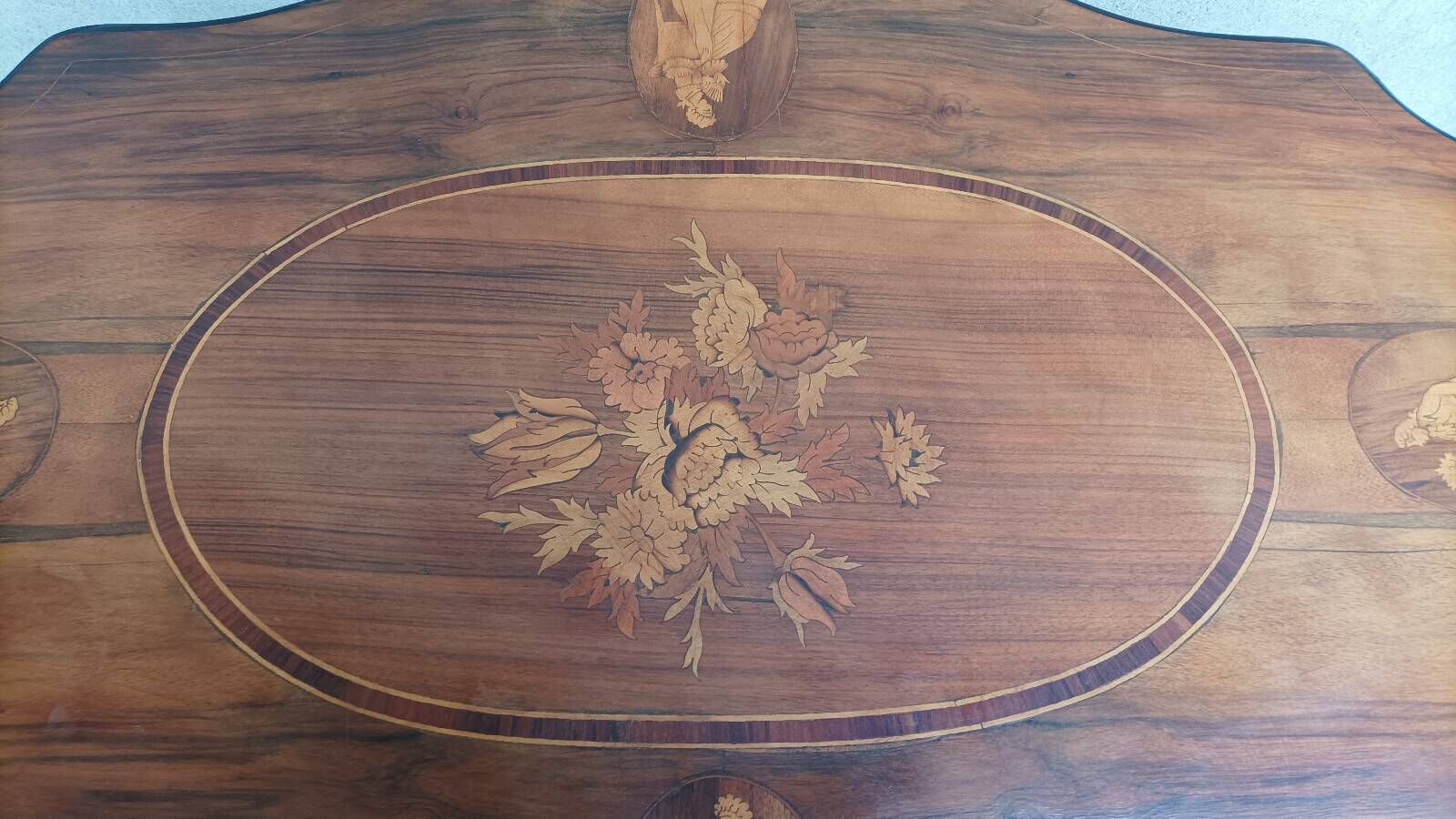 Napoleon III walnut burl table