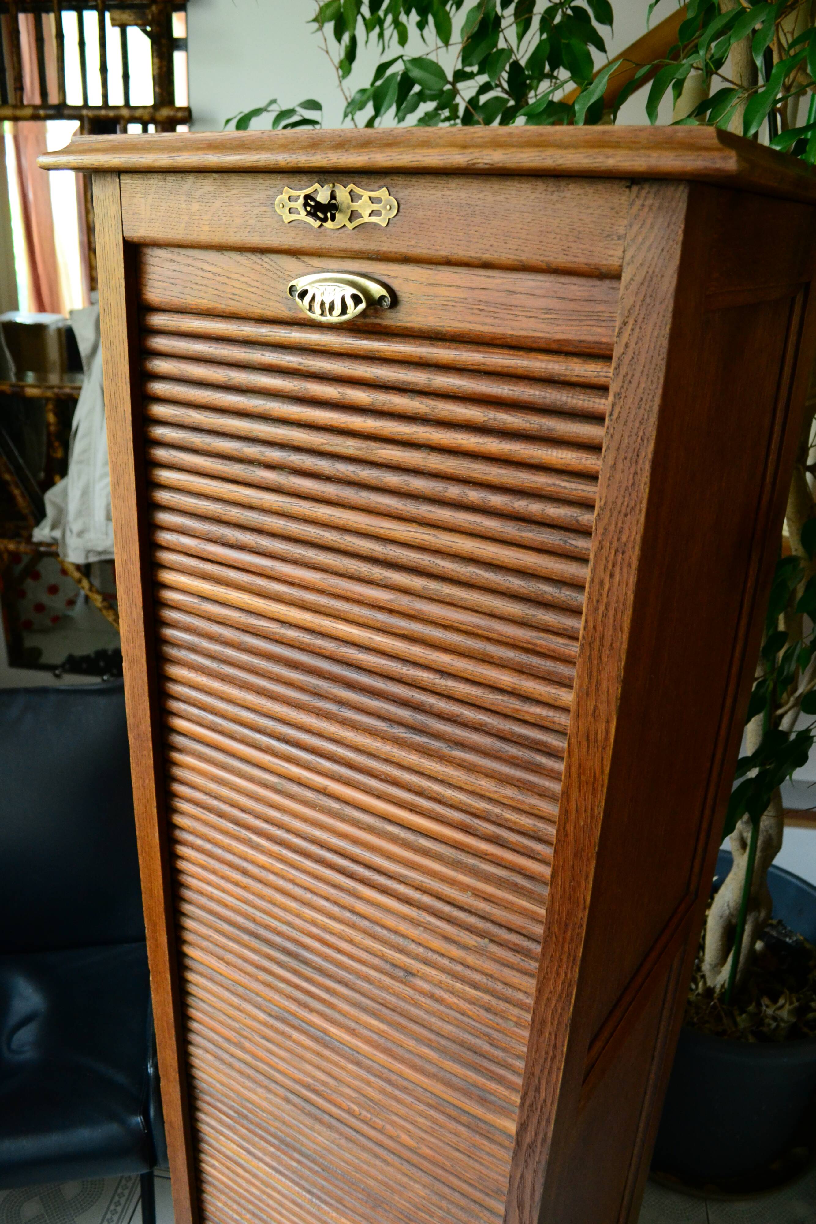 Cabinet with curtains early XXeme oak