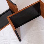 Paire de tables d'appoint en daim cognac à la manière de Jean Michel Frank