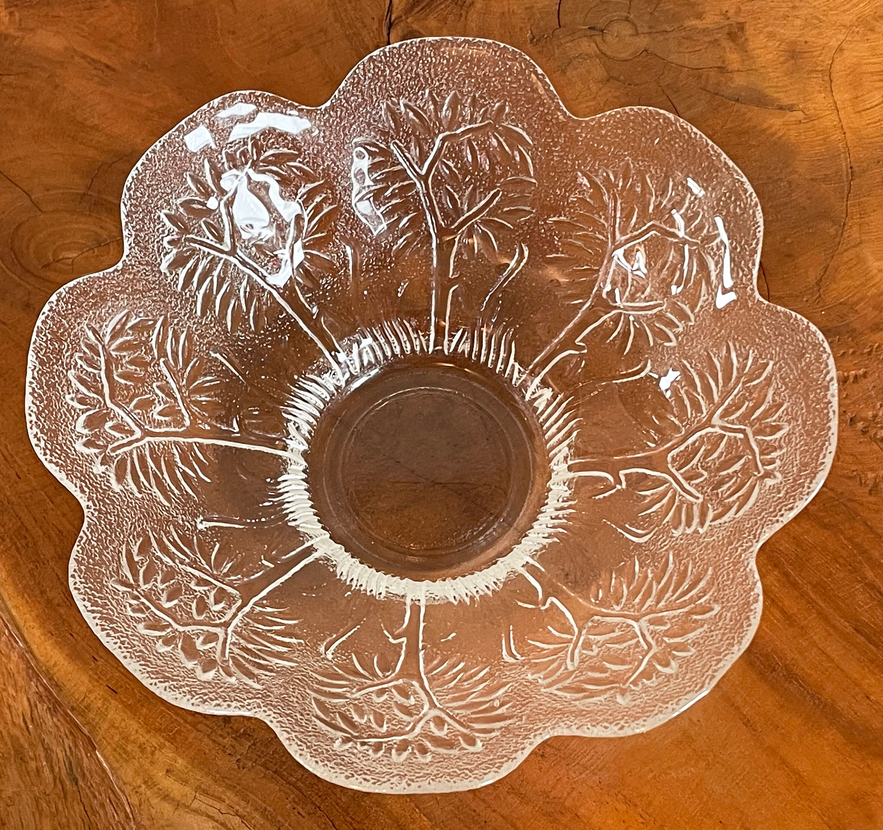 Crystal glass serving bowl