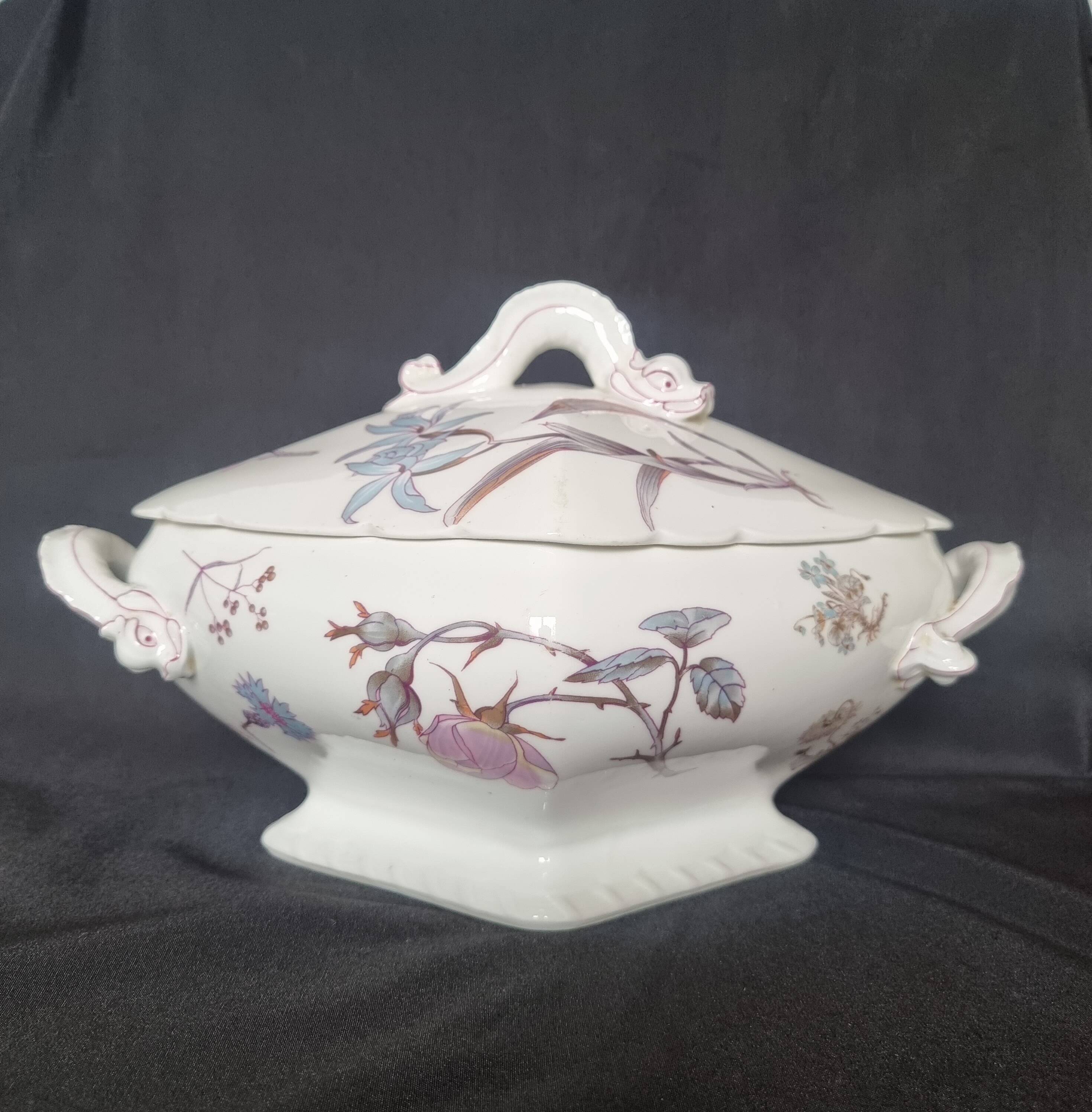 Antique porcelain tureen "Vieux Paris", 19th century, with shaped handles