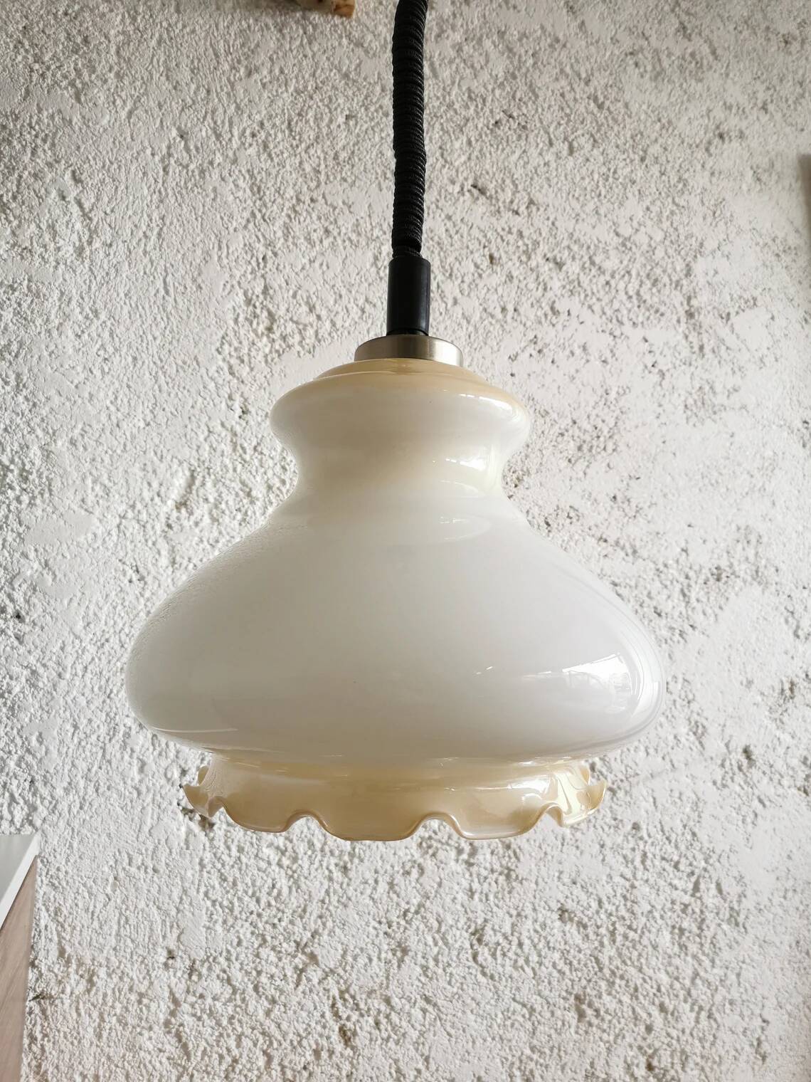 Suspension vintage en verre blanc : Éclairage de cuisine moderne du milieu du siècle